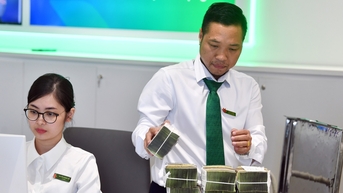 អតិថិជនដាក់ប្រាក់ច្រើនជាង 14 លានពាន់លាននៅក្នុងធនាគារ 'បុរសធំ' 10 នាក់ទាក់ទាញប្រាក់បញ្ញើច្រើនបំផុត