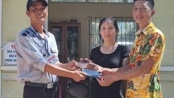 Dùng máy dò kim loại, tìm được thứ quý giá đánh rơi của một nữ du khách