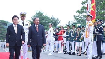 កូរ៉េខាងត្បូង​បាន​បាញ់​កាំភ្លើង​ធំ​ដើម្បី​ស្វាគមន៍​អគ្គលេខាធិការ​ To Lam និង​ភរិយា​។