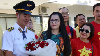 Du khách thích thú với đoàn tàu chất lượng cao Hà Nội - Đồng Hới