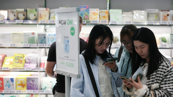 តើ​គ្រឿង​សម្អាង​ធម្មជាតិ​ពិត​ជា​ទន់ភ្លន់​និង​សុវត្ថិភាព​ជាង​ស្បែក​មែន​ទេ?