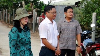 មេ​ឃុំ​អូរ​ឡាំ​ចុះ​ពិនិត្យ​ចរាចរណ៍ និង​ការងារ​ធារាសាស្ត្រ