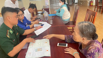 Tuổi trẻ Bộ đội Biên phòng tỉnh Cà Mau tích cực hỗ trợ người dân tiếp cận dịch vụ công trực tuyến
