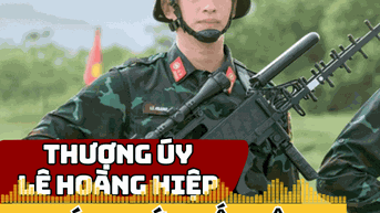 Thượng úy Lê Hoàng Hiệp rước cờ trong đội hình duyệt binh Lữ đoàn Tác chiến điện tử