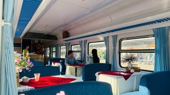 Soi cận cảnh nội thất và tiện nghi tàu du lịch Hà Nội - Đồng Hới