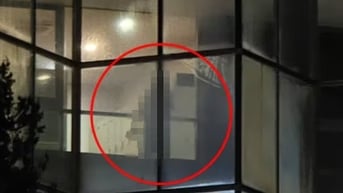 Phòng tắm hơi khách sạn bị nhìn xuyên thấu từ bên ngoài, khách du lịch hốt hoảng