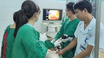 Bé gái 27 tháng tuổi nuốt phải dây chuyền được kịp thời cứu chữa khỏi nguy hiểm