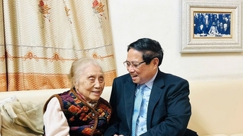 សំណើរប្រគល់ងារជាវីរៈបុរសការងារជូនអតីតអនុប្រធានរដ្ឋ Nguyen Thi Binh