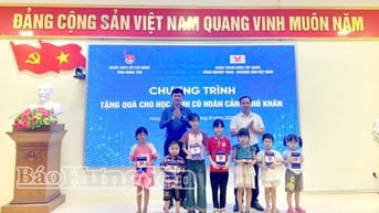 Trao quà tiếp sức học sinh, sinh viên vượt khó đến trường