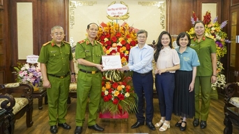 កាសែតស្ត្រីវៀតណាមអបអរសាទរបណ្ឌិត្យសភានគរបាលប្រជាជនក្នុងឱកាសរំលឹកខួបលើកទី 80 នៃទិវាប្រពៃណីសន្តិសុខសាធារណៈរបស់ប្រជាជន។