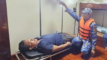 Bộ đội Trường Sa cứu ngư dân gặp nạn ở đảo Đá Tây