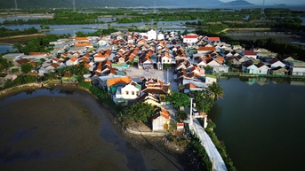 ភូមិមាត់សមុទ្រដ៏ស្រស់ស្អាត៖ 'Oasis' Ha Lien