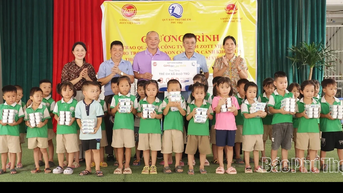 Tặng quà cho trẻ em mầm non có hoàn cảnh khó khăn ở xã Đạo Trù