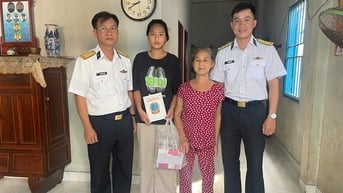 Lữ đoàn 957 động viên con đỡ đầu tự tin bước vào năm học mới