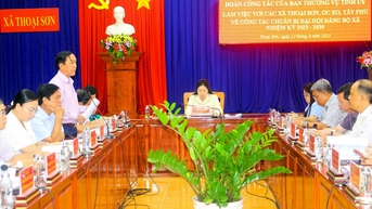 អនុប្រធានអចិន្ត្រៃយ៍ក្រុមប្រឹក្សាប្រជាជនខេត្ត An Giang បានចុះត្រួតពិនិត្យការងាររៀបចំមហាសន្និបាតបក្សចំនួន៣ឃុំ