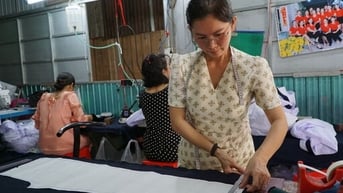 Tất bật nghề may đồng phục ngày tựu trường