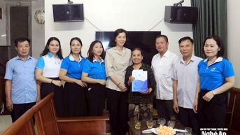 Trung ương Hội LHPN Việt Nam thăm, tặng quà đảng viên cao tuổi và trẻ em có hoàn cảnh khó khăn tại Nghệ An