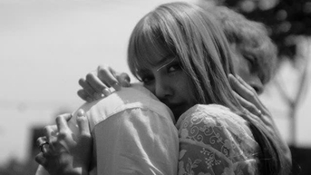 Lisa សមាជិកក្រុម BlackPink ប្រាប់រឿងស្នេហាដ៏កំសត់របស់នាងជាមួយ Sakaguchi Kentaro តាមរយៈខ្សែភាពយន្តខ្លី Dream