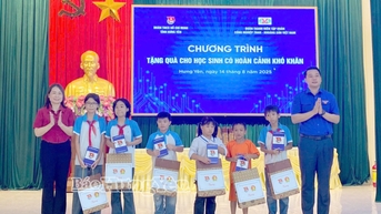 Trao quà tặng học sinh có hoàn cảnh khó khăn tại xã A Sào