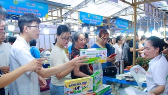 ទីក្រុងហាណូយរៀបចំសប្តាហ៍ទំនិញ OCOP ភូមិសិប្បកម្ម ផលិតផលកសិកម្ម និងអាហារនៅវួដ Dong Ngac