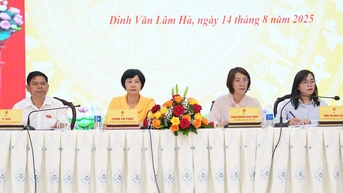 អនុលេខាគណៈកម្មាធិការបក្សខេត្ត ប្រធានគណៈកម្មាធិការរណសិរ្សមាតុភូមិវៀតណាមខេត្ត Lam Dong បានជួបជាមួយអ្នកបោះឆ្នោតឃុំ Dinh Van Lam Ha