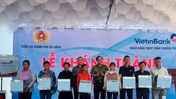 Đà Nẵng bàn giao 15 căn nhà mới cho hộ nghèo tại hai xã Trà Giáp và Trà Tân