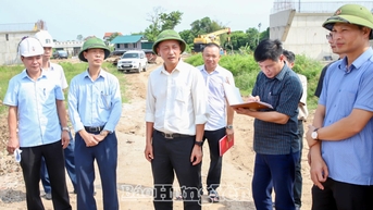 성 인민위원회 부위원장 Nguyen Hung Nam이 Tan Phuc-Vong Phan 도로 프로젝트(DT.378 과제)의 진행 상황을 시찰했습니다.