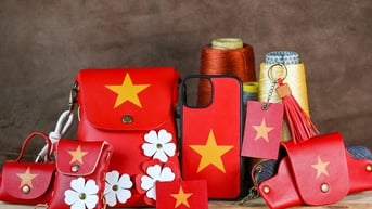 Giới trẻ săn kẹp tóc, sticker sao vàng cho mùa lễ Quốc khánh
