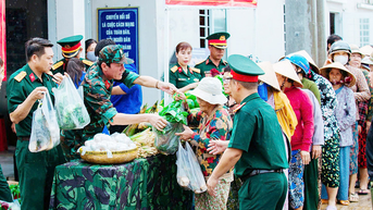 Trung đoàn Minh Đạm tổ chức chương trình “Rau sạch 0 đồng - Nghĩa tình quân dân”