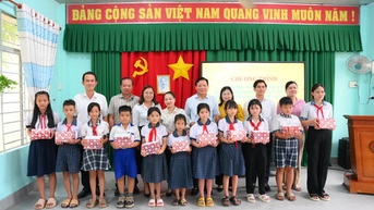 Phó Chủ tịch UBND tỉnh Phạm Tấn Hòa trao học bổng cho trẻ em có hoàn cảnh khó khăn