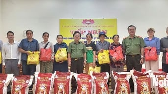 Hội đồng hương Nghệ An tại Hà Nội trao quà hỗ trợ người dân vùng lũ Tương Dương