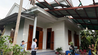 Lốc xoáy làm nhiều nhà dân ở xã Tuyên Phú bị tốc mái