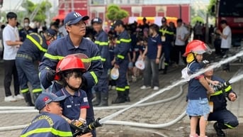 TP Hồ Chí Minh: Người dân hào hứng tham gia trải nghiệm chữa cháy, cứu nạn