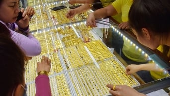 Giá vàng miếng SJC tiếp tục tăng nhanh , giảm chậm Bất chấp giá thế giới lao dốc