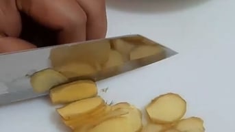 5 cách pha nước gừng tươi ngon và dễ, nhất định phải uống trong tháng 'cô hồn' vì lý do sau