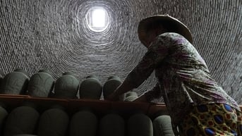 Níu giữ nghề xưa: Những 'bóng hồng' nhọc nhằn bên lò gốm đỏ