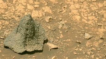 Xe tự hành NASA phát hiện 'mũ bảo hiểm' kỳ lạ trên sao Hỏa