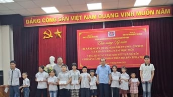 Tặng quà người khuyết tật, trẻ mồ côi có hoàn cảnh khó khăn