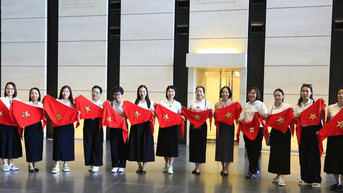 Đồ trang trí cờ đỏ sao vàng ngập tràn phố xá Hà Nội
