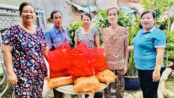 Hưng Phú: Trao 100 phần quà tặng hội viên, phụ nữ và người dân có hoàn cảnh khó khăn