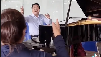 Bất ngờ với clip “bác sĩ đàn, bệnh nhân ung thư hát”