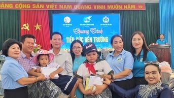 Trao tặng 60 suất quà cho học sinh khó khăn xã Đồng Dương