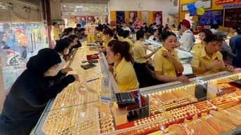 Giá vàng hôm nay 15/8: Giá vàng trong nước rơi từ đỉnh kỷ lục, thế giới giảm nhẹ chốt lời