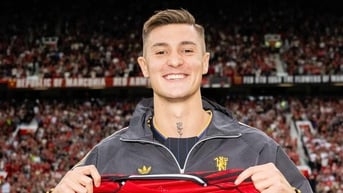 Chiêu mộ Sesko, MU bất ngờ 'xát muối' vào Barca