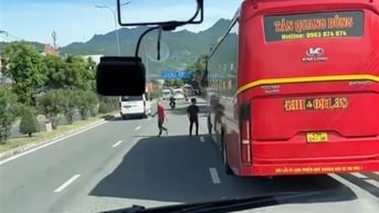 CSGT vào cuộc vụ phụ xe lao ra đường dẫn lên hầm Hải Vân chặn đầu ôtô