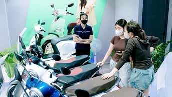 Nhộn nhịp tìm mua xe máy điện ở TP.HCM
