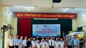 Tặng quà học sinh khuyết tật có hoàn cảnh khó khăn tại Đông Anh và Sóc Sơn