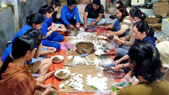 Làm bánh lọc gây quỹ giúp người nghèo