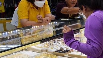 Giá vàng hôm nay 16-8: Tiếp tục lao dốc