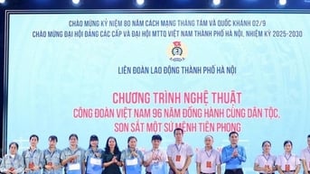 Công đoàn hỗ trợ 80 trường hợp khó khăn tại chương trình nghệ thuật phục vụ công nhân lao động